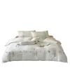 Conjunto de cama de quatro peças em estilo francês, sutilmente luxuoso, bordado, para outono/inverno, 50 fios, fio duplo, 100% algodão, tecido escovado, com estética relaxada e casual.