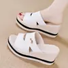 Sandalias de verano para mujer sin cordones que aumentan la altura, antideslizantes, nuevo estilo 2026, inspiradas en Chanel, adecuadas para faldas, sandalias de playa, cuero suave