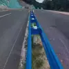 Los fabricantes producen barreras de seguridad de dos ondas para autopistas, barreras de seguridad anticolición de acero zincado con recubrimiento en spray para carreteras rurales y barreras de seguridad corrugadas galvanizadas