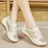 Zapatos Casuales Transpirables de Malla Color Blanco Roto para Mujer 2026 Verano Nuevos Versátiles Antideslizantes Suela Suave Superficie Suave Sandalias Deportivas de Malla