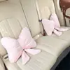 Reposacabezas y soporte lumbar de peluche personalizados para coche con diseño de lazo lindo, proporcionando soporte cómodo para el cuello y la espalda para uso en el coche