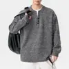 Camiseta de manga larga estilo americano, de alta gama, con cuello Henley para hombre, nueva colección de otoño, corte holgado, moderna y con un estilo clásico y sofisticado