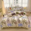Conjunto de Pijama Floral Ursinho Quatro Peças Macio e Amigo da Pele Bege Claro Desenho Animado Fofo Conjunto de Roupa de Cama para Solteiro/Casal Todas as Estações