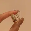 Anillo Ancho Rombo Tachonado con Diamantes Vintage 2025, Estilo Lujo Ligero Inspirado en Chanel, Anillo Apilable de Dedo Índice Rombo Completo con Diamantes
