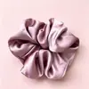 Elegante y Lujoso Coletero de Satén Color Crema, Goma para el Cabello de Moda Oversize con un Toque de Alta Gama