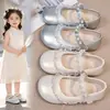 Zapatos de Cuero de Color Sólido para Niñas Moda Primavera y Otoño 2026 Zapatos de Princesa con Malla y Perlas Planos de Rendimiento para Niñas Pequeñas