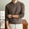 Nova coleção outono/inverno 2026 masculina: uma blusa de manga comprida base macia, quente e estilosa feita com uma mistura de seda, lã e veludo alemão, apresentando um design de um botão