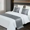 Hoteles de Estrellas, Casas de Huéspedes y Bed & Breakfasts: Caminero de Cama, Bufanda para el Pie de Cama y Cojín de Satén de Color Sólido con Patrón Jacquard de Doble Capa