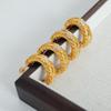 Brincos em formato de pneu com textura esculpida personalizada de nicho retrô, incrustados com Diamante Tcheco, aço titânio banhado a ouro, em formato C
