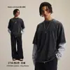 Fábrica de Origen de Moda Masculina Estilo Cadena Producto Nuevo Primavera 2026 Camiseta de Algodón Puro Retro Bloque de Color Manga Larga Efecto 2 Piezas Desgastada para Hombre.