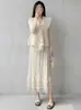 Artículo de Moda Popular en Transmisión en Vivo de Influencer: Conjunto de Dos Piezas Estilo Socialité Elegante: Cárdigan Texturizado Inspirado en Issey Miyake con Falda de Volantes en Capas
