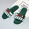Venta especial de liquidación en pantuflas para hombre, disponibles en varios tamaños y estilos, incluyendo chanclas y sandalias de dedo, adecuadas para puestos y mercados nocturnos