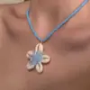 ¡Enamórate a primera vista! Diseño de Sesión de Fotos Veraniega Chica Dopamina en la Costa Collar Floral Azul con Perlas para Vacaciones