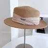 Sombrero Minimalista de Copa Plana para Mujer, Sombrero de Paja de Verano con Protección Solar y Hebilla de Luna Creciente, Sombrero de Sol con Cinta Texturizada, Sombrero Elegante