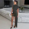 Moda feminina europeia e americana verão 2026 novo estilo: vestido justo, gola redonda, franzido, colado ao corpo, assimétrico, sem mangas para mulheres