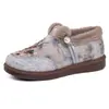 Sapatos de inverno de algodão femininos, forrados com fleece e espessados, no estilo dos sapatos tradicionais de tecido de Pequim, apresentando um design floral, e com uma sola larga e grossa, adequados para mães