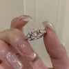 Anillo Popular de Xiaohongshu Color Rosa Hielo Diamante Corte Fuego Artificial Alambre Rosa Estirado, Lujo Ligero, Sensación de Alta Gama, Anillo Versátil para Mujer