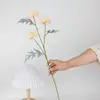 Flores Artificiales Crisantemo de 3 Cabezas Crisantemo de Tenis de Mesa Decoración para Sala de Estar Comedor Bar Accesorios para Fotografía Arreglo de Escena Arreglo de Flores de Pie