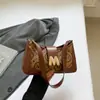 Bolso de Hombro Retro con Letras para Mujer 2025 Nuevo Estilo Moda de Nicho Bolso de Hombro para Viajar Estilo Occidental Bolso Baguette