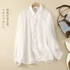 Foto real de la nueva camisa de algodón y lino de manga larga para otoño, color liso, bordada, con cuello camisero, corte holgado, versátil para ir al trabajo, top retro artístico