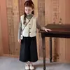 Conjunto retro de otoño e invierno para niñas, con un chaleco de lana de cordero y una capa interior a rayas, combinado con pantalones de pierna ancha - un atuendo infantil de moda para comercio electrónico transfronterizo