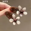 Pinza para el pelo de flor y perla elegante de lujo ligero, mechones versátiles exquisitos para el flequillo, pinza lateral, pinza de pico de pato de moda, accesorio
