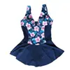 Traje de baño retro de una pieza azul marino con estampado floral rosa grande, cuello en V, tirantes anchos, fruncido en la cintura, favorecedor de la figura, dobladillo amplio y bikini de corte cuadrado para mujer