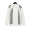 Suéter de tricô listrado color-block masculino, de manga longa, leve, com um visual luxuoso e sofisticado, apresentando gola alta, adequado para uso business casual no outono e inverno