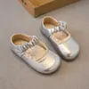 Sapatos de Couro para Meninas 2026 Primavera e Outono Novos Sapatos Infantis Sapatos de Princesa para Menininhas Mocassins de Solado Macio Sapatos Casuais para Bebês Tendência