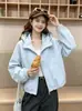 Nuevo Abrigo Corto con Capucha y Volantes de Moda Otoño 2026 para Mujer, Estilo Coreano Cintura con Cordón Holgado Versátil Gabardina
