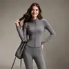 Chaqueta de yoga cropped suave y cálida con forro polar que ciñe la cintura, pantalones de tiburón ajustados de cintura alta que controlan el abdomen y levantan las caderas, conjunto de yoga para mujer