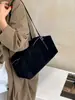 Nova bolsa de ombro estilo retrô casual de grande capacidade da Yaozi, bolsa tote estilo coreano, versátil e simples para o trabalho, bolsa de ombro da moda