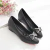 Mocasines populares de corte bajo para mujer, nuevo estilo otoño 2026, zapatos planos casuales con lazo para mujeres embarazadas, zapatos de cuero de trabajo antideslizantes