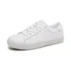 Zapatillas blancas acolchadas para mujer de piel de vaca y oveja de capa superior, nuevo estilo otoño e invierno 2026, zapatos casuales versátiles de suela plana para mujer, modernos