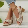 Sandalias de Tacón Alto Huecas con Flor Versátil de Temperamento 2026 Verano Nueva Moda Casual Talla Grande Sandalias con Correa de Hebilla de Tacón Grueso