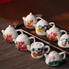 Jingdezhen Cerámica Pintada a Mano Mini Tetera Asa Tetera Micro Paisaje Adornos Pequeños Té con Leche Tetera Estirada a Mano Mascota de Té Tetera de Punta de Dedo