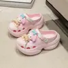Sapatos Femininos Sanrio tipo Crocs Kulomi Cachorro Parchapa Moda Outdoor Sapatos de Praia Sola Grossa Sandálias Antiderrapantes Macios