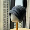 Chapéu Empilhado de Cor Mista Plissado Versátil Retrô para Exterior Chapéu de Lã Versátil Outono Inverno Feminino Chapéu de Cobertura Facial Emagrecedor Tendência