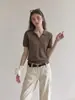 Camiseta Hueca de Cuello en V Color Café Estilo Old Money para Mujer, Verano Corte Holgado, Elegante y Versátil, Top Polo de Manga Corta Adelgazante, Ligero