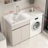 Gabinete de lavandería para balcón de aluminio tipo panal con lavadora integrada, incluyendo una tabla de lavar y un fregadero de piedra de cuarzo artificial con una barrera de agua