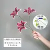 Flor de lirio simulada en 3D de tres cabezas, adecuada para arreglos florales caseros, decoraciones de bodas, paisajismo y como accesorio para sesiones de fotos de bodas.
