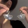 Aretes retro de estilo frío con concha de metal de color contrastante, elegantes, de lujo ligero, de alta gama, con personalidad, a la moda, combinables, aretes modernos