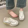 Tênis brancos estilo alemão para mulheres, versáteis para primavera e outono, com sola reta e grossa, novo modelo 2026, calçados casuais atléticos, tênis de skate