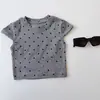 Camiseta Estilo Coreano de Bolinhas Manga Curta para Bebê e Criança Pequena Camiseta Básica Versátil Gola Redonda Design Retro Tendência Camiseta de Bolinhas Manga Curta