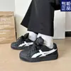 Tênis Esportivo e de Lazer Versátil para Novos Alunos da Primavera 2025 Estilo Hong Kong Retro Sapatos de Pão Preto Tendência Ins Feminina