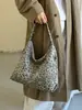 Bolso de hombro con estampado de leopardo estilo coreano, gran capacidad, diseño simple de lona, casual y versátil, moderno para ir al trabajo y un práctico bolso tote