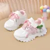 Zapatillas para niñas 2026 primavera y verano nuevas versátiles elegantes modernas de malla transpirables suela blanda zapatillas de papá para niños