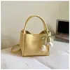 Bolsa estilosa de alta capacidade para mulheres, novo modelo de verão 2026, bolsa de ombro e transversal texturizada para o dia a dia, bolsa tipo balde da moda