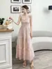 Vestido camisola bordado estilo francês para mulheres, novo modelo de verão, acinturado, emagrecedor, vestido longo de aparência de fada para férias na praia
