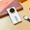 Adecuado para Huawei Mate XT2, este elegante estuche para teléfono cuenta con un soporte giratorio, un diseño con borde dorado y una cubierta trasera anticaídas de doble eje.